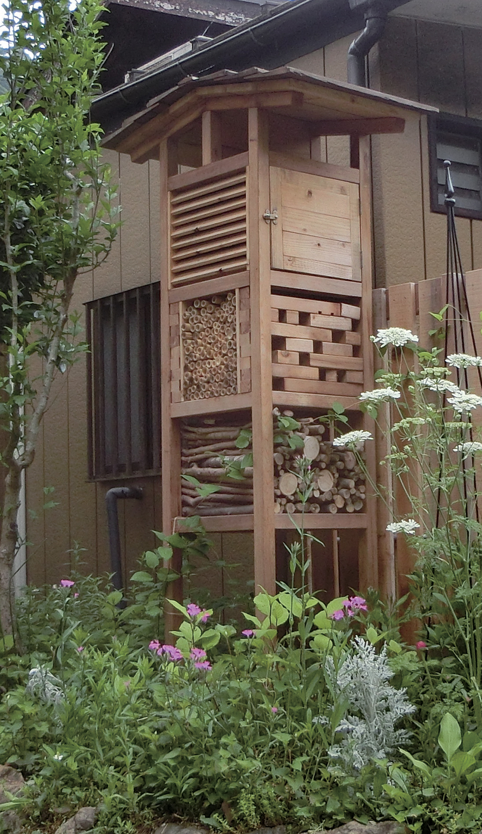 곤충호텔. 빈 곳에 벌이 둥지를 틀지 않을까 싶었는데 도마뱀붙이가 살고 있었다. (사진 목수공방 출판사 제공)/뉴스펭귄