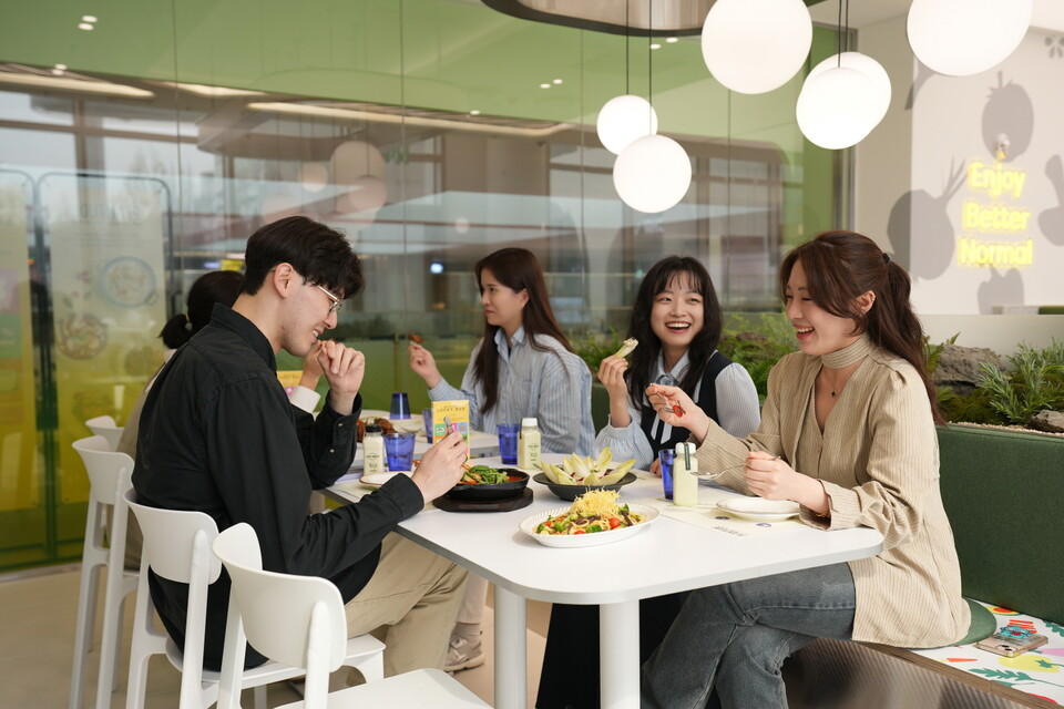 풀무원푸드앤컬처가 서울 강동구 아이파크더리버몰 4층에 비거니즘 레스토랑 ‘플랜튜드(Plantude)’ 3호점을 오픈했다. (사진 풀무원푸드앤컬처)/뉴스펭귄