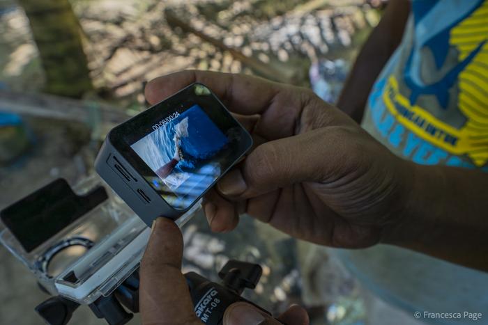 방류한 수구리의 모습을 남기는 어민. (사진 Francesca Page)/뉴스펭귄