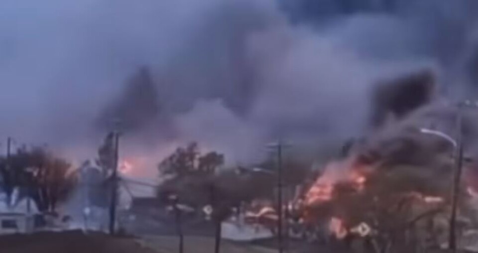 검은 연기로 뒤덮인 하와이 마우이섬. (사진 NBC News 화면 캡처)/뉴스펭귄