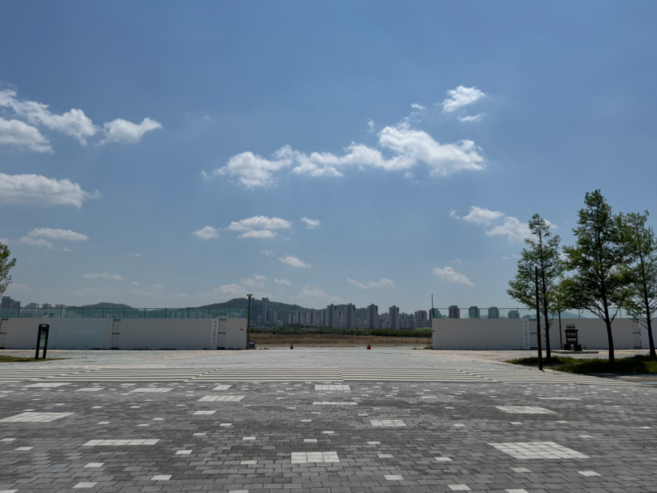 세종중앙공원 광장을 통과해 금개구리가 자리잡고 살고 있는 곳으로 깊숙이 들어갔다. (사진 이동재 기자)/뉴스펭귄