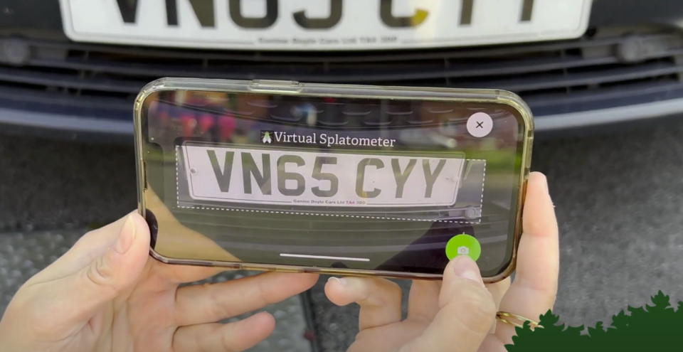 장거리 운전 후 번호판에 붙은 곤충 자국을 앱에 기록하는 모습. (사진 Kent Wildlife Trust)/뉴스펭귄