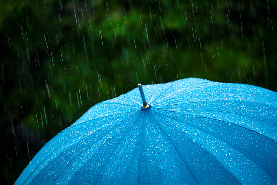 4월 전국 강수량은 67.3mm로 평년(89.7mm) 대비 78.6%, 작년(80.4mm)의 83.7% 수준으로 적었다. 월 강수량이 적었지만 많은 비가 내린 날도 있었다. (사진 클립아트코리아)/뉴스펭귄