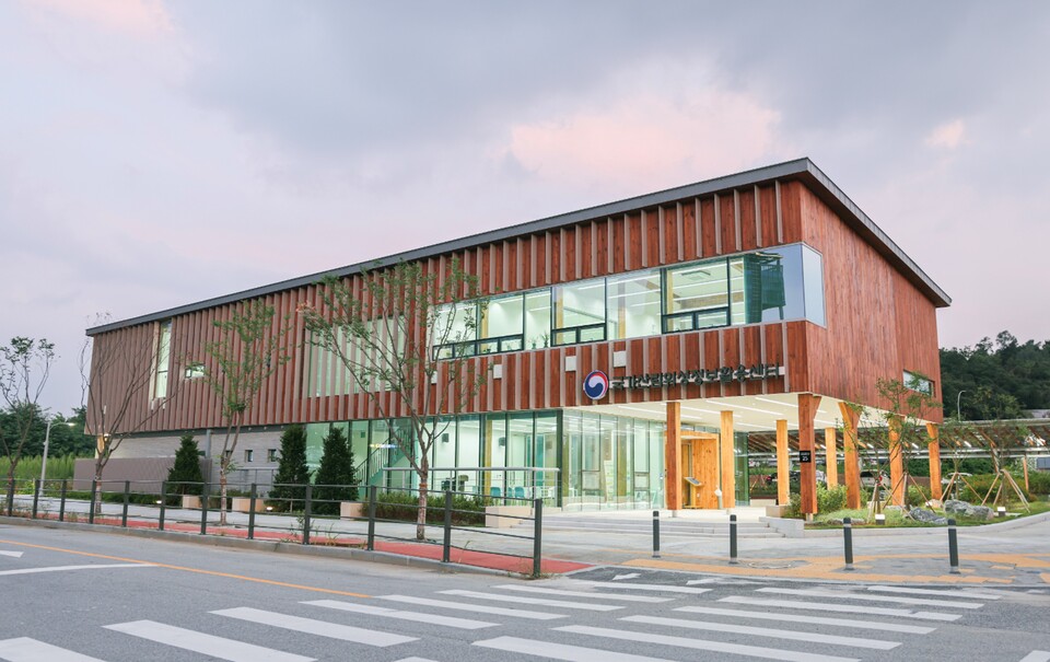  산불 피해목으로 지은 국가산림위성정보활용센터. (사진 산림청)/뉴스펭귄