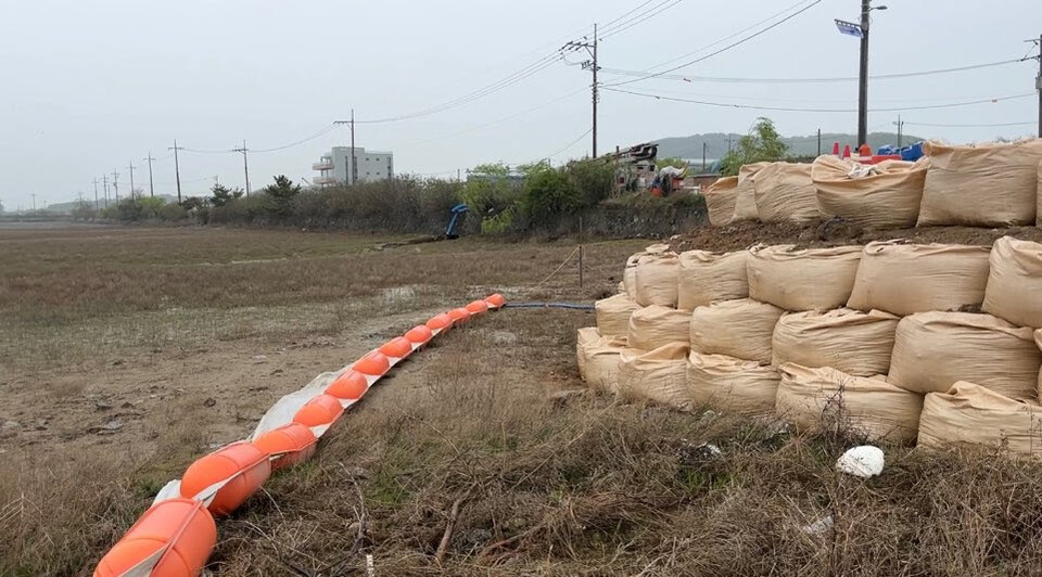 “영종순환도로 공사 현장에 설치된 가물막이(흙을 담은 톤백 구조물). 환경단체는 이 구조물이 흰발농게 서식지 훼손을 초래했다고 주장하고 있다.” (사진 인천녹색연합)/뉴스펭귄.