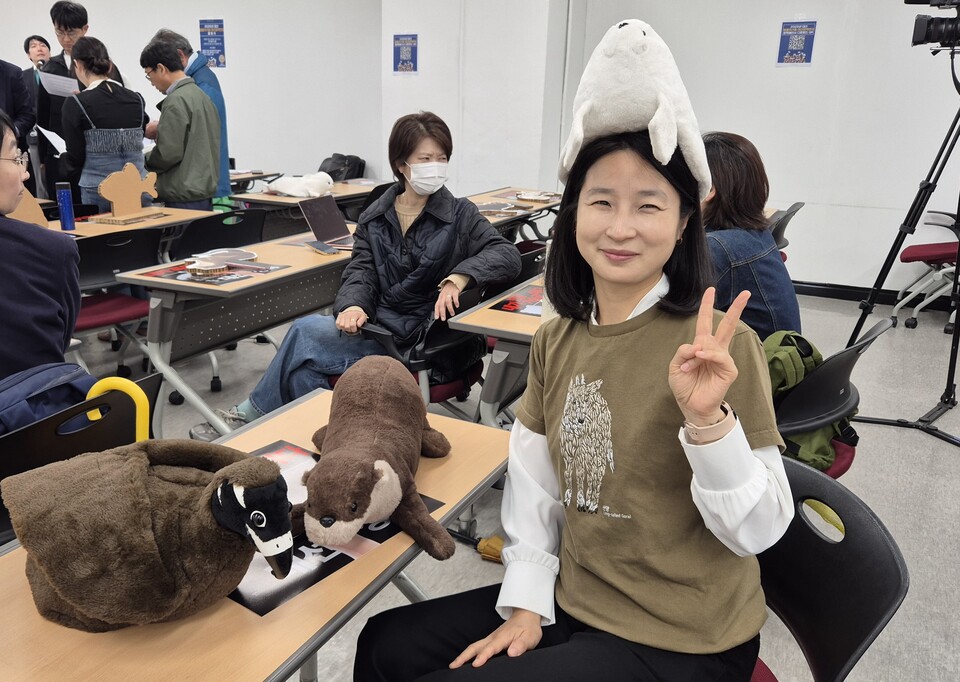 멸종위기종 모형을 쓰고 있는 김지현 자연의 벗 팀장 (사진 이강운 대기자)/뉴스펭귄