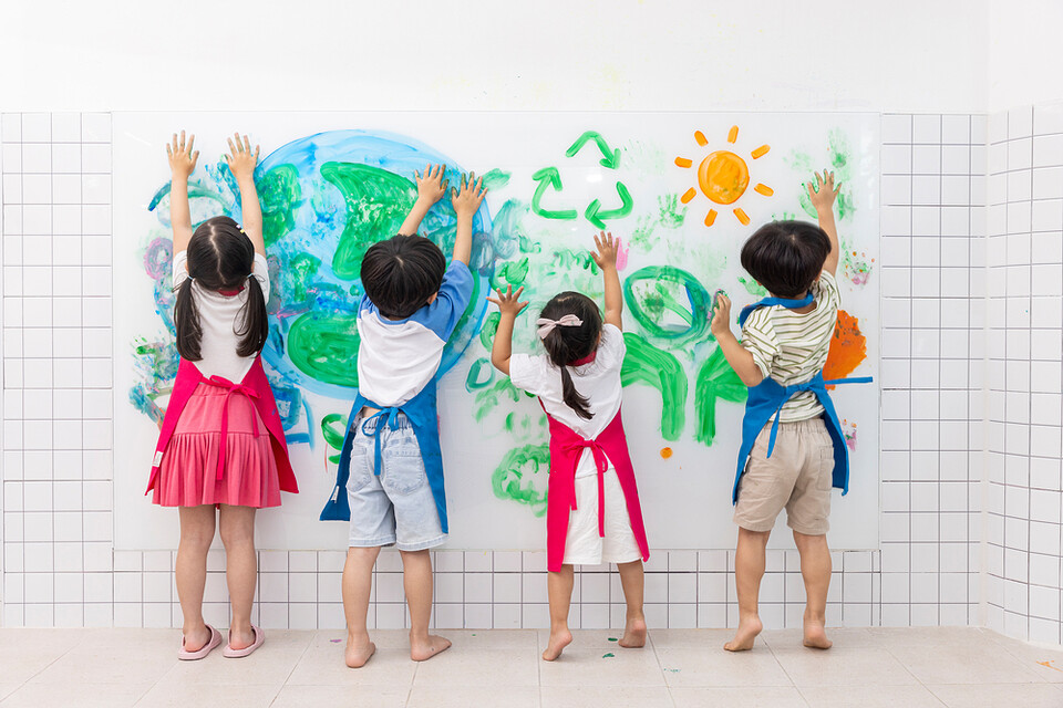 국내 어린이·청소년 중 약 75%가 학교와 사회에서의 환경교육이 부족하다고 인식한다는 조사 결과가 나왔다. 사진은 독자 이해를 돕기 위한 이미지. (사진 클립아트코리아)/뉴스펭귄