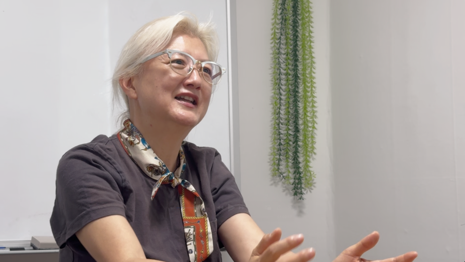 마포의 한 공용 회의실에서 전시회 준비를 위해 서울을 방문한 최혜원 사진작가를 만났다. (사진 이동재 기자)/뉴스펭귄