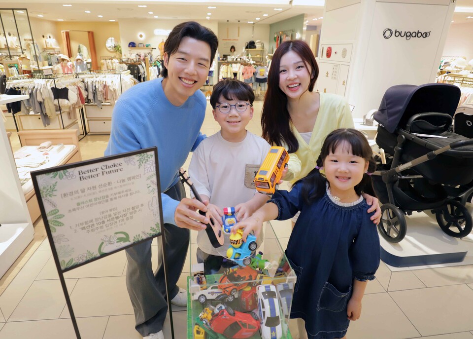 신세계백화점이 타임스퀘어점에서 오는 29일까지 진행하는 ‘장난감 기부 캠페인’. (사진 신세계백화점)/뉴스펭귄