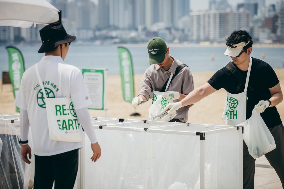 롯데백화점이 지난해 부산 광안리에서 진행했던 '리얼스 마켓' 현장. (사진 롯데백화점)/뉴스펭귄