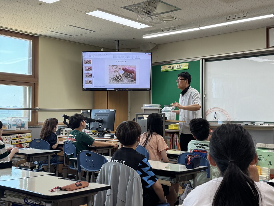 지렁이 생태 전문가인 최훈근 박사로부터 아이들은 지렁이를 알아가는 시간을 먼저 가졌다. (사진 우다영 기자)/뉴스펭귄