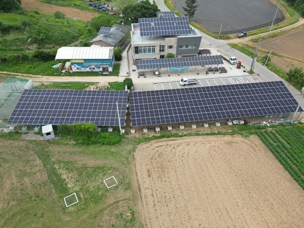 파주시 에너지 자립마을 객현1리 마을회관에 설치된 태양광 발전소. (사진 파주시)/뉴스펭귄