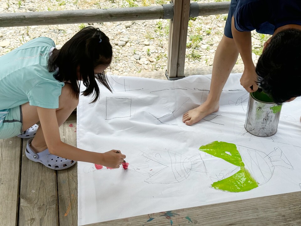 지난해 7월, 영월에서 한 초등학생이 쓰레기를 먹은 물고기가 결국 인간의 배로 들어온다는 내용의 그림을 그리고 있다. 당시 이 학생은 부모님과 함께 영월에 내려와 두 학기째 농촌유학 생활을 하고 있었다. (사진 이동재 기자)/뉴스펭귄