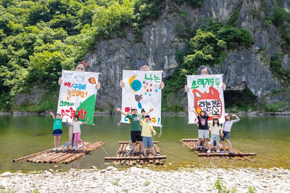 지난해, 자연 보호에 관련된 그림을 그리고 이를 뗏목에 걸어 동강 위에 띄웠던 영월 농촌유학생들. (사진 영월군 제공)/뉴스펭귄