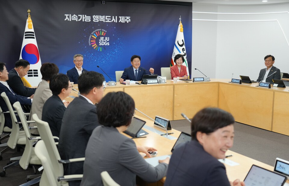 제주도는 16일 도청 한라홀에서 주간혁신성장회의를 열고 남방큰돌고래 구조 방안을 비롯한 주요 현안을 논의했다. (사진 제주도청)/뉴스펭귄