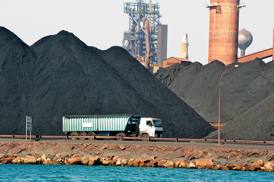 시멘트 산업은 건축 구조재료를 생산하는 기반 산업으로 철강과 함께 대표적인 탄소 다배출 업종으로 꼽힌다. (사진 클립아트코리아)/뉴스펭귄