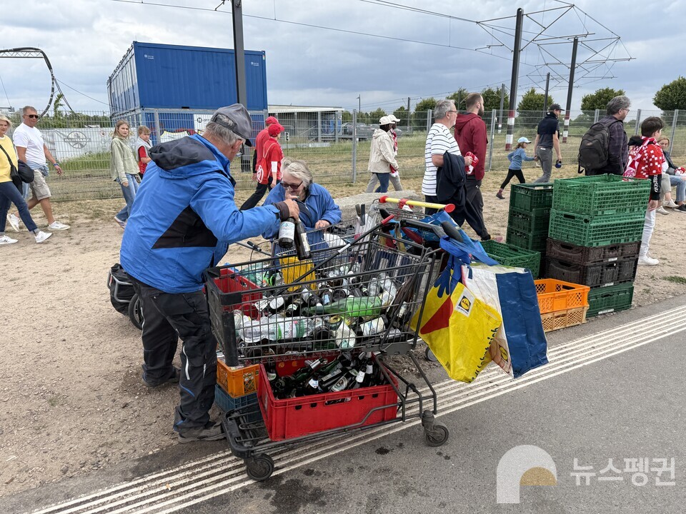 독일 프로축구리그 마인츠 경기장으로 가는 길에 '병수거자'가 카트를 끌고 빈 병을 수집하고 있다. (사진 유호연 기자)/뉴스펭귄