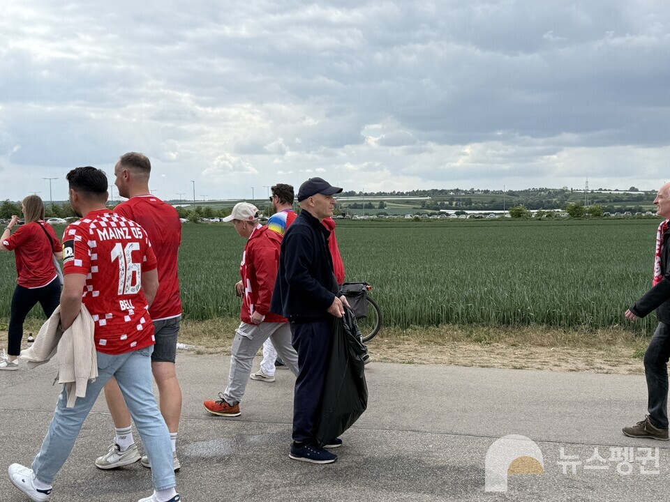 마인츠 경기날, 병수거자가 팬들이 사용한 빈 병을 수거하고 있다. (사진 유호연 기자)/뉴스펭귄
