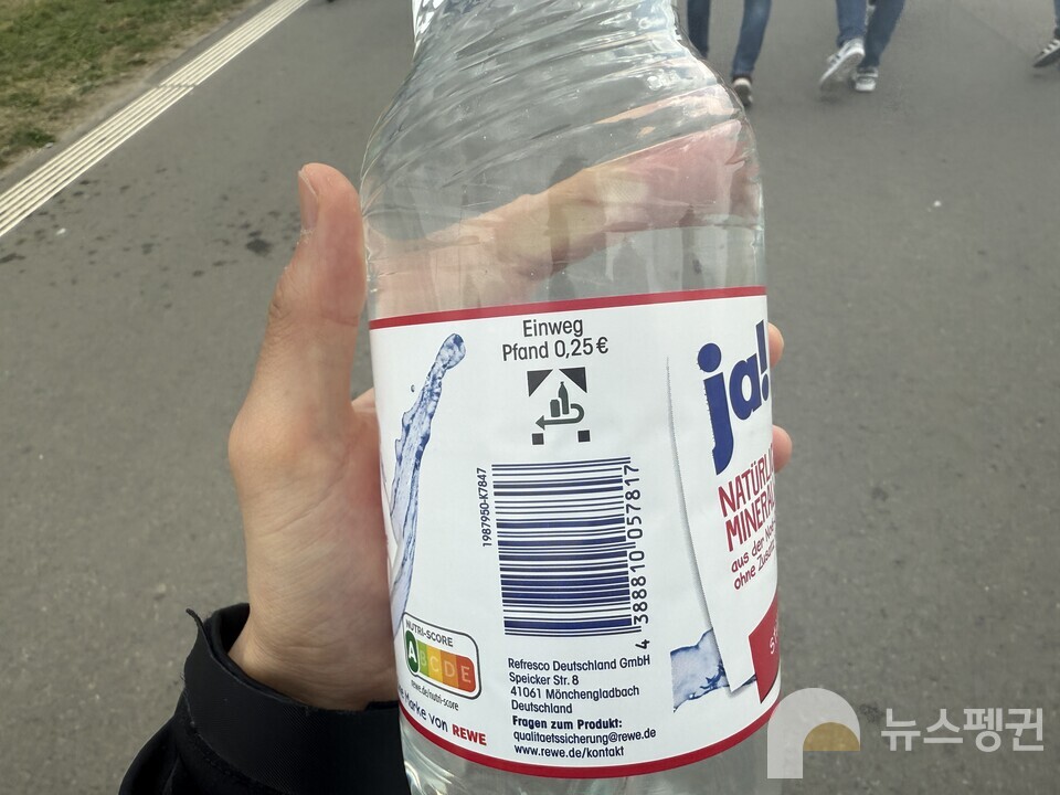 'Einweg Pfand(1회용 보증금) 0.25€(약 400원)'라고 적혀있는 페트병. (사진 유호연 기자)/뉴스펭귄