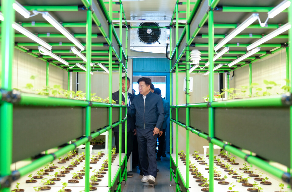 오영훈 제주도지사가 컨테이너 식물공장 현장을 방문한 모습. (사진 제주특별자치도청)/뉴스펭귄