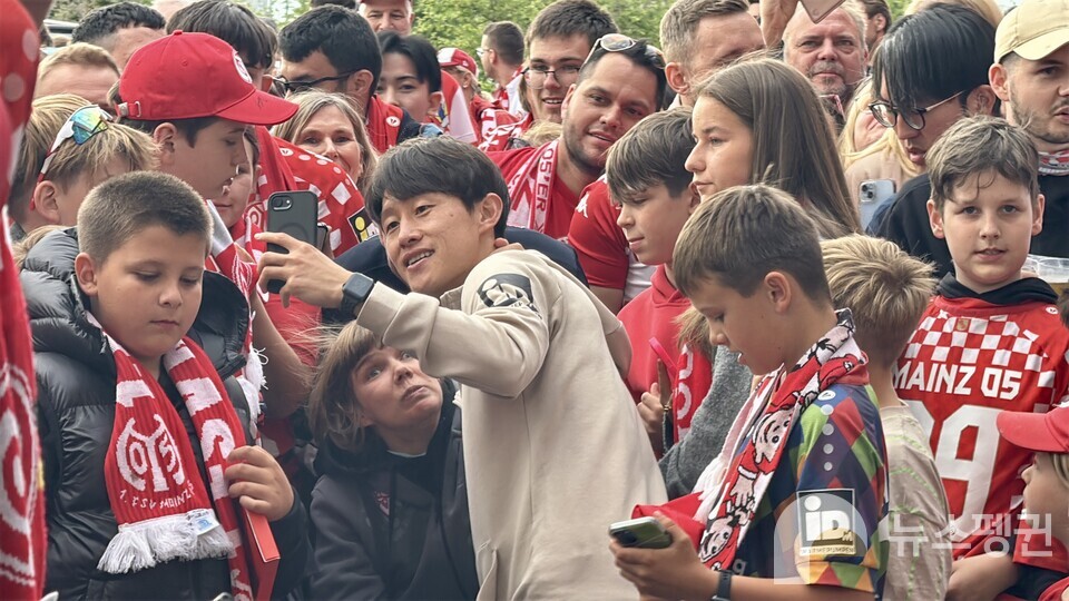 마인츠 경기 종료 후 팬들과 사진을 찍고 있는 이재성 선수. (사진 유호연 기자)/뉴스펭귄