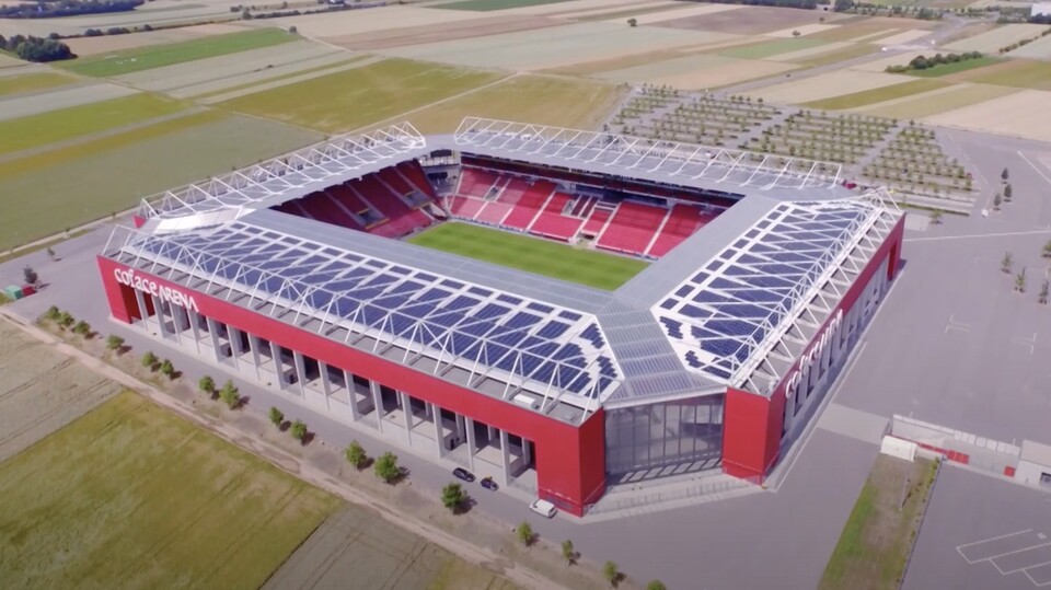 마인츠 경기장 MEWA 아레나 옥상에 거대한 태양광 패널이 설치돼 있다. (사진 분데스리가 공식 유튜브 캡처)/뉴스펭귄