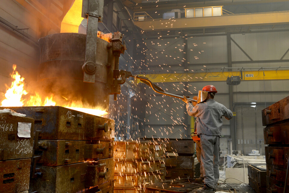 탄소중립 달성과 산업경쟁력 제고를 위해 철강 산업 탈탄소화가 중요한데도 이를 뒷받침할 국내 '그린수소' 조달 전략이 정부 정책에서 빠져 있다는 지적이 제기됐다. 사진은 독자 이해를 돕기 위한 이미지로 사진 속 장소 등은 기사 특정 내용과 관계없음. (사진 클립아트코리아)/뉴스펭귄