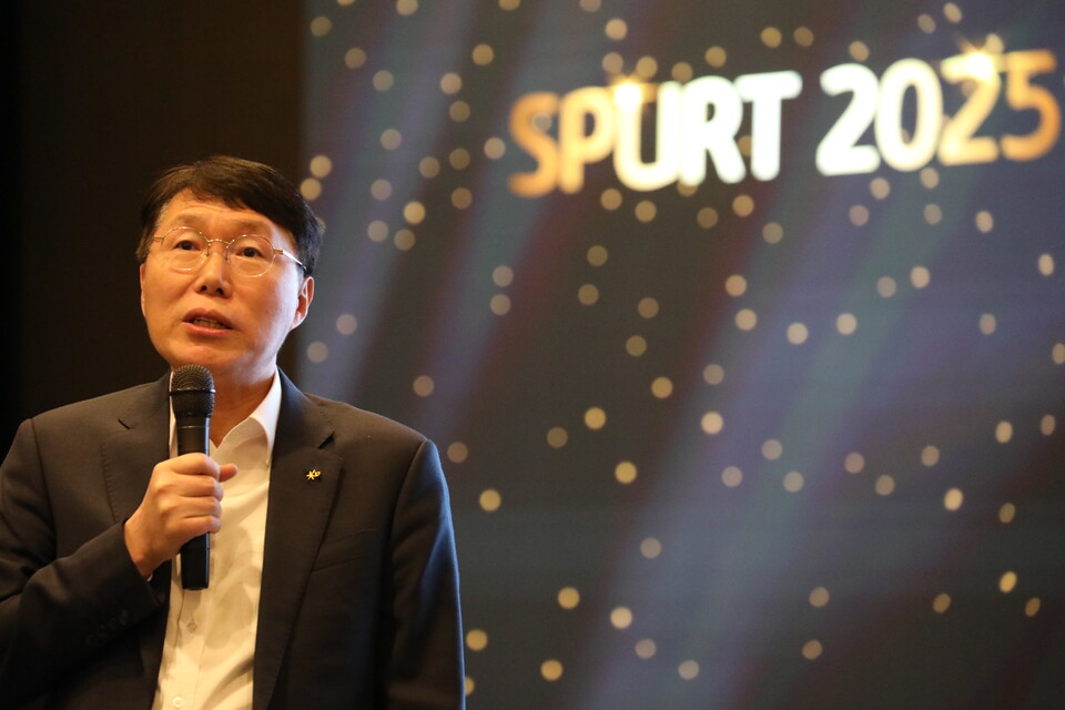 김재관 KB국민카드 사장이 2025년 상반기 경영전략회의에서 발언하는 모습. (사진 KB국민카드)/뉴스펭귄