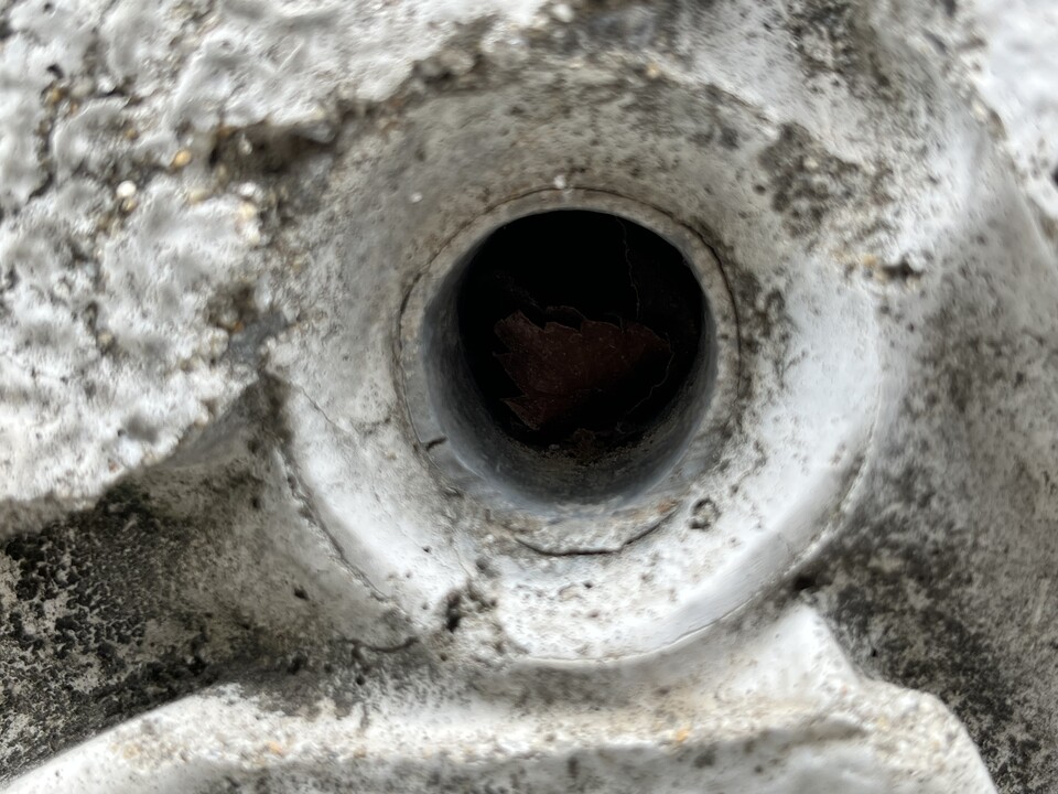 올해 장수가위벌이 산란방을 만든 주차장 벽 배수관. 물이 흐르지 않는 배수관이다. (사진 이수연 기자)/뉴스펭귄