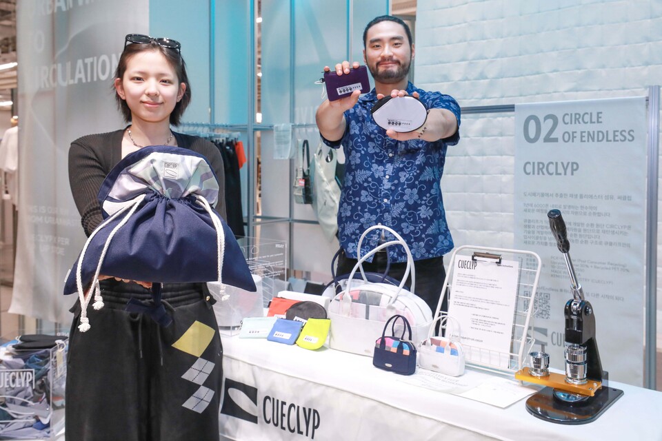 현대백화점 더현대 서울에서 직원들이 업사이클링 제품을 소개하고 있는 모습. (사진 현대백화점그룹)/뉴스펭귄