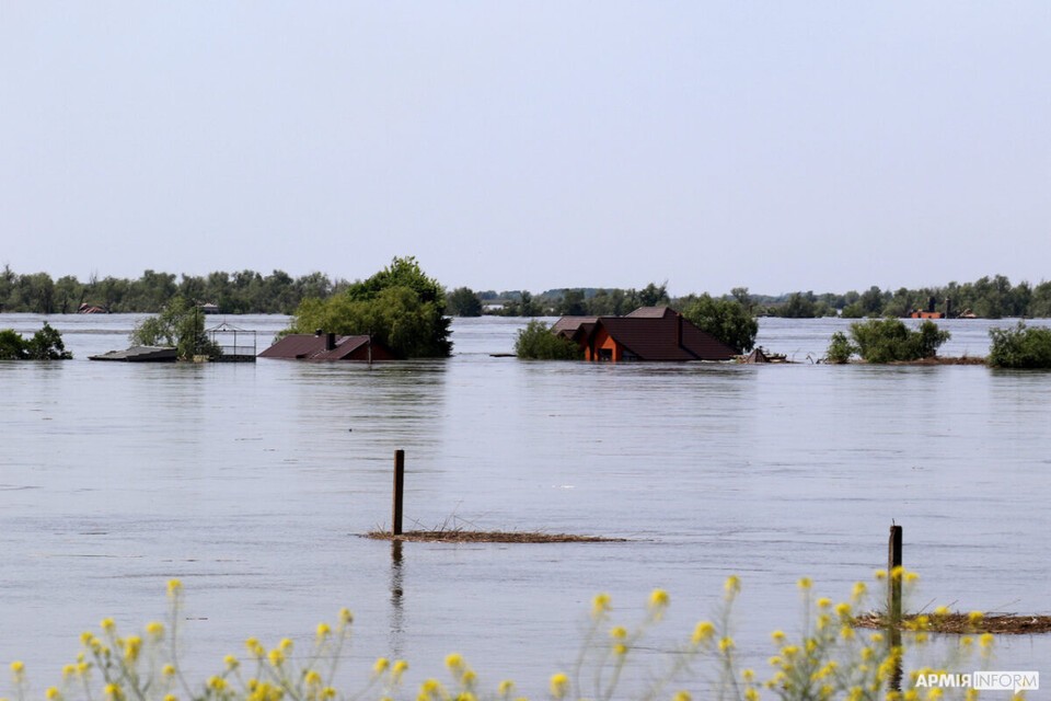 2023년 우크라이나 노바카호우카에 위치한 카호우카 댐이 러시아군에 의해 폭파됐을 때, 댐에 저장돼 있던 1400억 리터의 물이 순식간에 방출되며 하류 지역에 대규모의 홍수가 일어났다. (사진 wikimedia commons)/뉴스펭귄