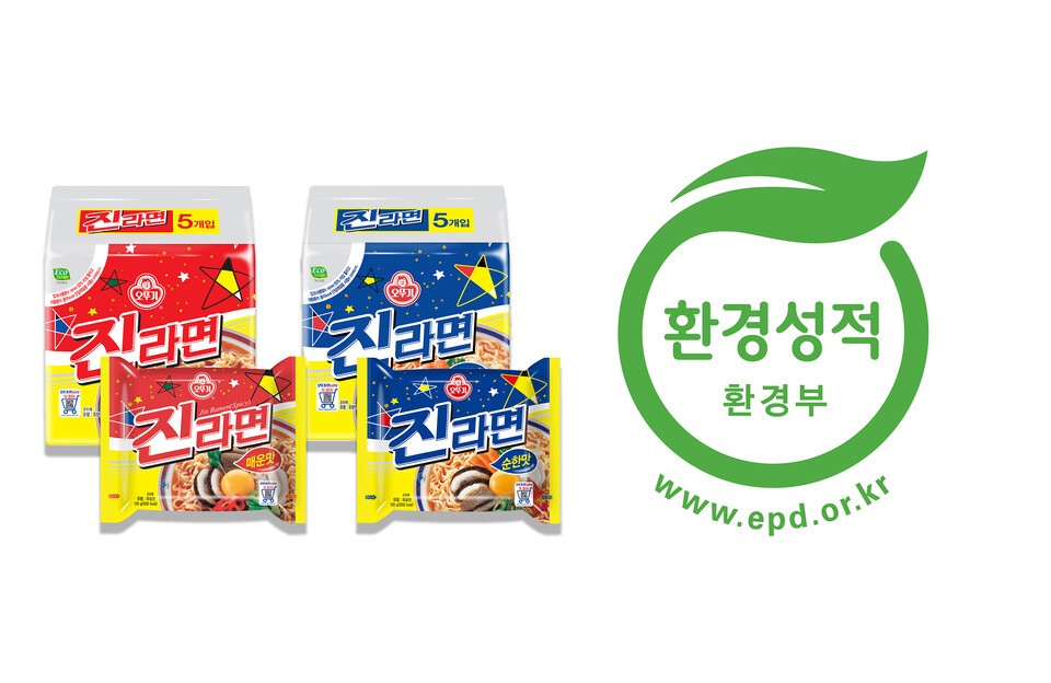 오뚜기라면은 2023년 진라면 매운맛과 순한맛 2종에 대해 LCA 인증을 완료하고 환경성적표지 1단계 인증을 획득했다. (사진 오뚜기)/뉴스펭귄