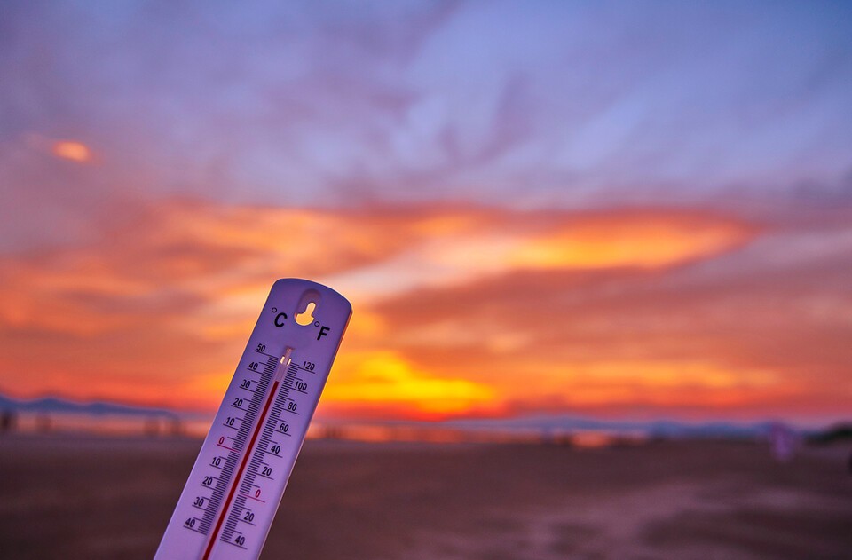 한낮 폭염 뿐 아니라 야간에도 온열질환에 주의해야 한다는 지적이 나왔다. (사진 클립아트코리아)/뉴스펭귄
