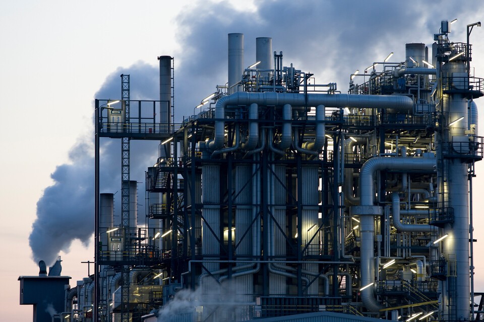 석유화학·정유 산업은 제품의 원료이자 공정상에서의 에너지 공급원인 화석연료 사용으로 온실가스 다배출 업종으로 불린다. (사진 클립아트코리아)/뉴스펭귄