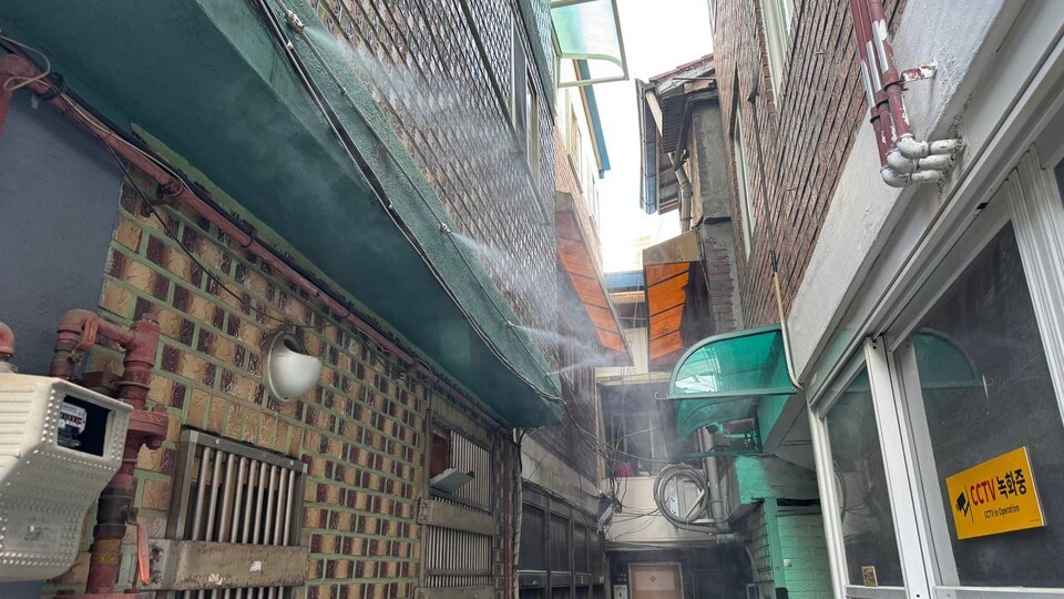 쿨링포그가 가동되는 돈의동 쪽방촌. (사진 우다영 기자)/뉴스펭귄