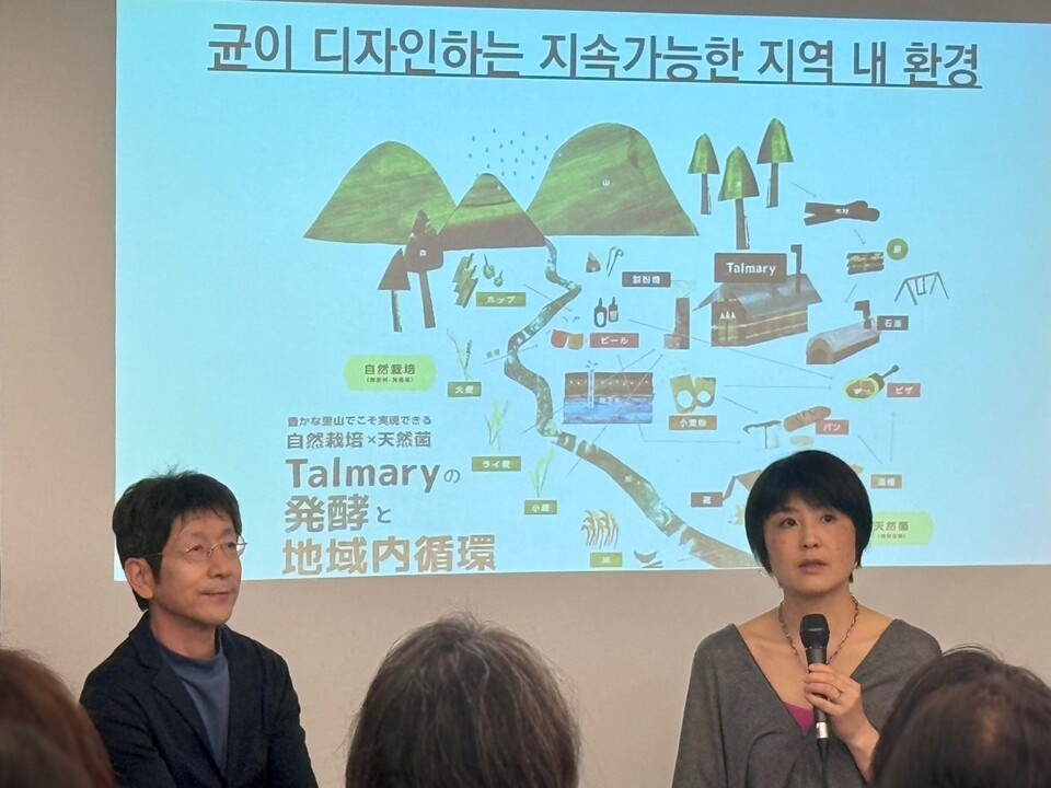 지난 6월 25일 서울 마포구에 위치한 에코페미니즘 공유공간 ‘플랫폼 달’에서 열린 간담회에서 이야기 중인 와타나베 이타루·와타나베 마리코 부부. (사진 곽은영 기자)/뉴스펭귄