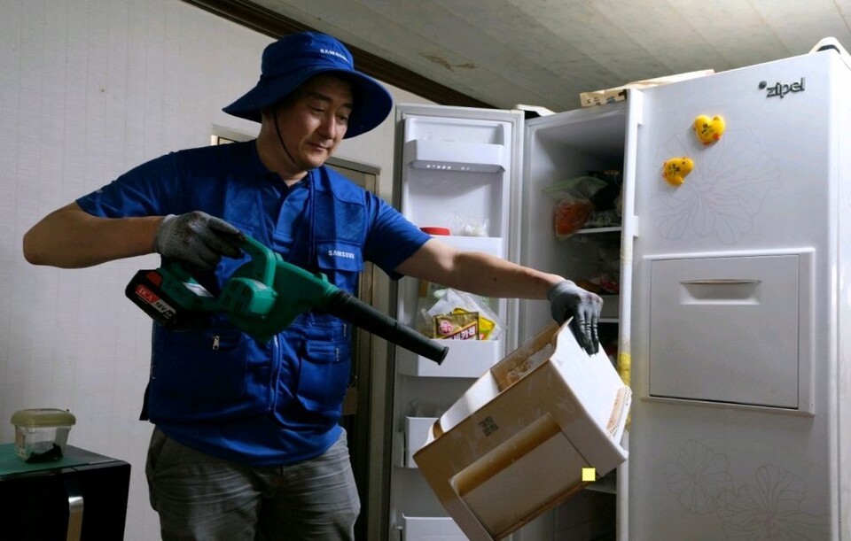 충청남도 예산군 삽교읍에서 삼성전자서비스 엔지니어가 수해 복구 특별 점검 서비스를 실시하는 모습. (사진 삼성전자)