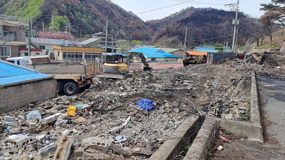 산불과 폭우 등 여러 형태의 '기후재난'이 전국 곳곳을 할퀴고 있다. 환경단체 등에서는 '재난 대응 과정에서 생태적인 부분을 고려해야 한다'고 주장하고 있다. 사진은 한 마을에서 산불로 소실된 주택을 철거하는 모습. (사진 산림청)/뉴스펭귄