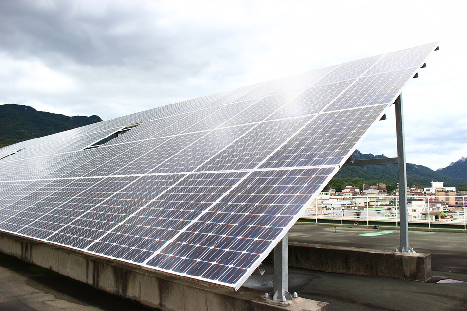 서울 강북구 한신대학원 옥상에 설치된 태양광 발전소. (사진 이수연 기자)/뉴스펭귄