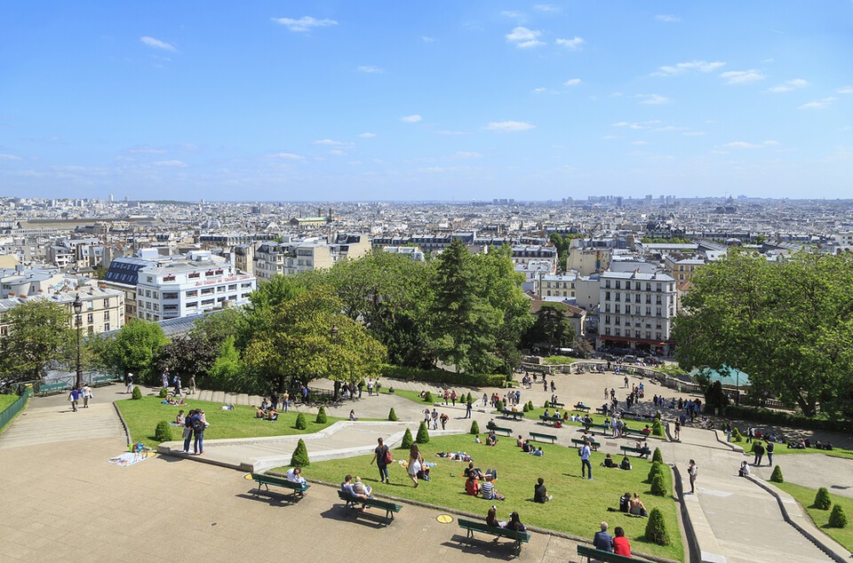 폭염이 닥치면 파리 주택 꼭대기층은 오븐처럼 뜨거워진다. 무더위 기간에는 공원에서 밤을 보내는 사람도 많다. 사진은 독자 이해를 돕기 위한 이미지. (사진 클립아트코리아)