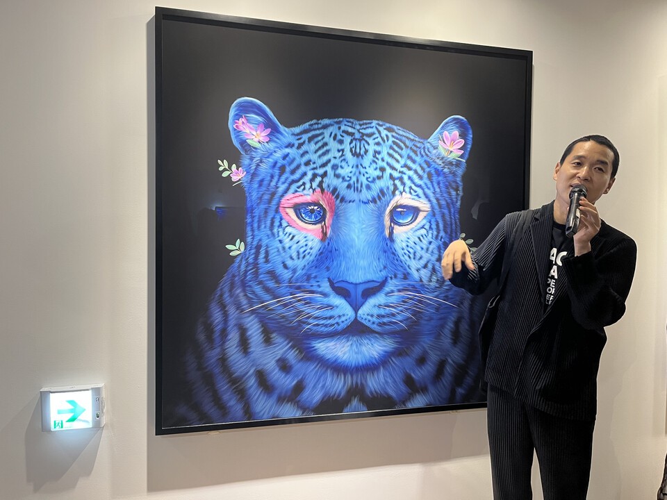 푸른 호랑이의 한쪽 눈에 분홍 하트가 새겨진 이유를 설명하는 고상우 작가. (사진 이수연 기자)/뉴스펭귄