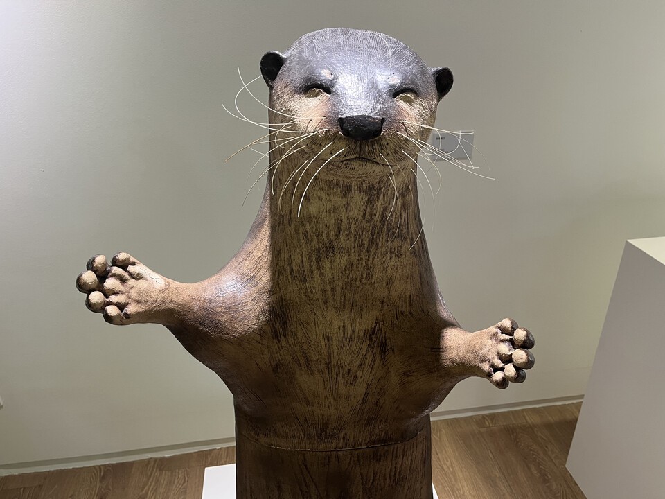 장덕진 조각가가 도자기로 빚은 수달 '겁수'. (사진 이수연 기자)/뉴스펭귄