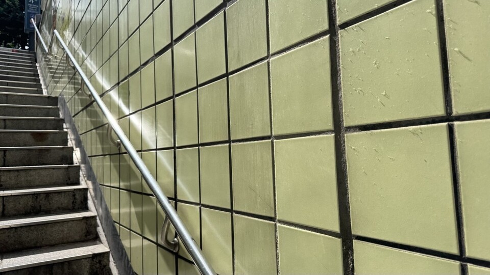 7월9일 폭염경보가 내려진 서울. 종로3가역을 나서는 출구 계단 손잡이에 강한 햇볕이 반사되고 있다. (사진 우다영 기자)/뉴스펭귄