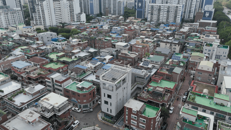 168가구 중 58가구에 태양광 설비가 설치된 서울 금천구 금하마을. (사진 녹색전환연구소 제공)/뉴스펭귄