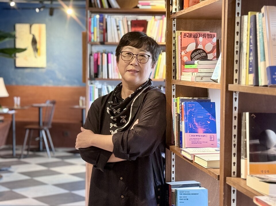 나희덕 시인은 우리가 다시 흙의 세계에 연결되려면 ‘수동적 감각’이 필요하다고 말한다. (사진 곽은영 기자)/뉴스펭귄