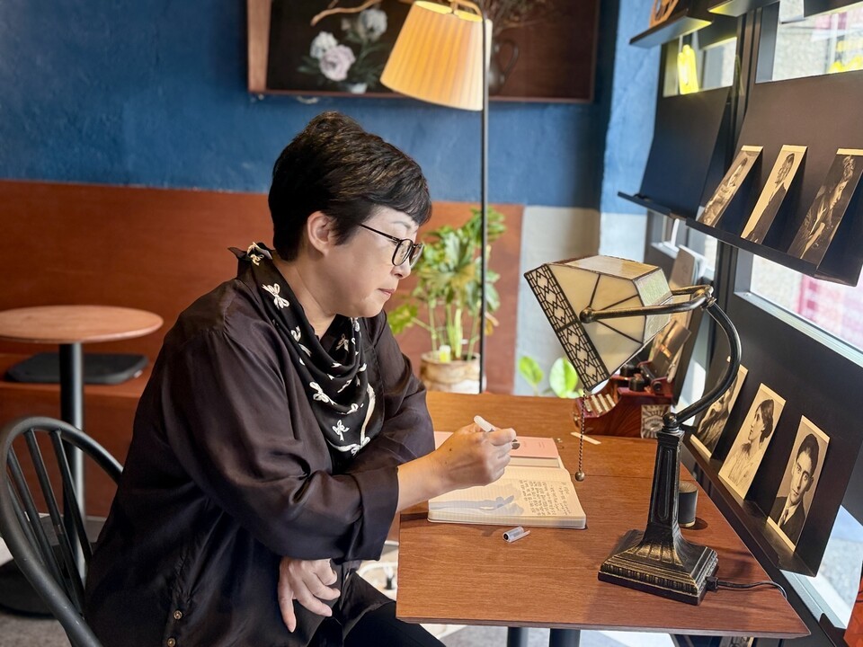 나희덕 시인에게 에코페미니즘은 기후위기 시대의 비판적 사유이자 실천의 토대다. (사진 곽은영 기자)/뉴스펭귄