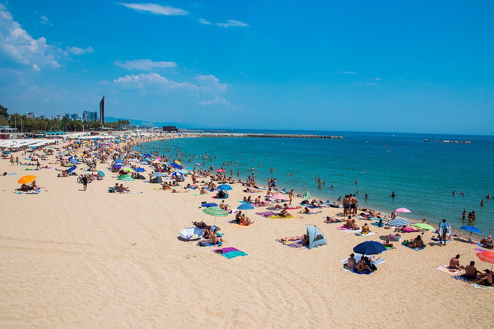 동해안 주요 해수욕장이 문을 닫기 시작했지만, 폭염은 당분간 이어질 것으로 전망된다. 사진은 독자 이해를 돕기 위한 이미지로 기사 속 특정 장소와 관계없음. (사진 클립아트코리아)/뉴스펭귄
