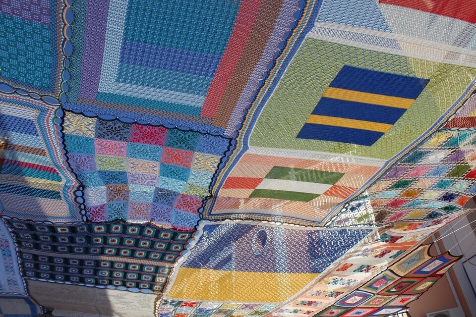 주민들이 손수 엮은 이 뜨개 지붕은 의외로 여름을 버티게 해준다. (사진 Alhaurín de la Torre 시의회)