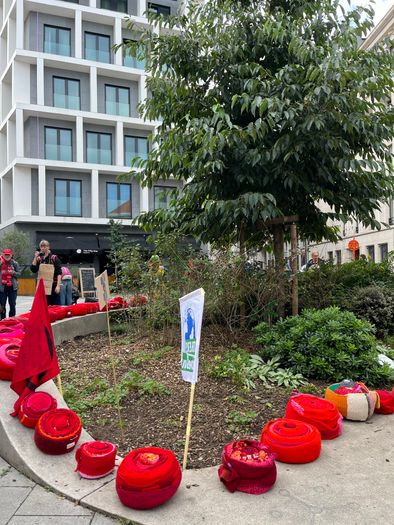 지난해 브뤼셀 유럽의회 앞 광장에 전시된 뜨개 작품은 1.5km에 달할 만큼 규모가 컸고, 9개국의 활동가들이 함께했다. (사진 Knitting for Climate 홈페이지)/뉴스펭귄