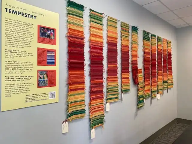 기후 데이터를 예술로 옮긴 협업 프로젝트. 기온 변화가 색으로 기록됐다. (사진 Tempestry Project 홈페이지)/뉴스펭귄